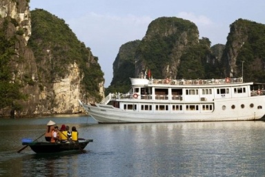 Halong Bay - Ho Ba Ham area - Ho Dong Tien (B, L, D)