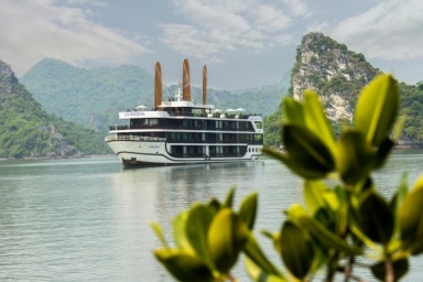 Hanoi - Halong Bay - Lan Ha bay - Dark and Bright Cave (L, D)