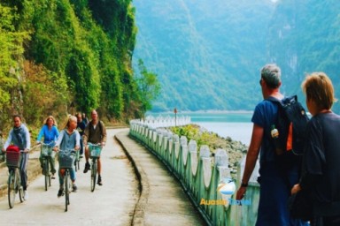 Lan Ha bay - Viet Hai village - Cat Ba Island (B, L, D)