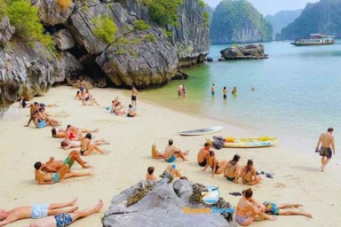 Hanoi - Tuan Chau Marina - Lan Ha bay - Ba Trai Dao islets (L, D)
