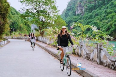 Lan Ha bay - Viet Hai village - Ba Trai Dao islets (B, L, D)