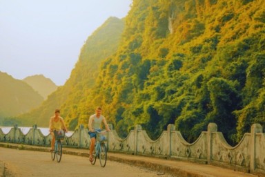 Lan Ha bay - Cat Ba Island - Viet Hai village - Lan Ha bay (B, L, D)