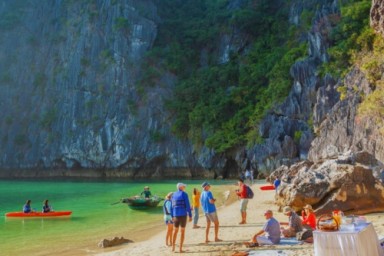 Lan Ha bay - Viet Hai village - Ba Trai Dao islets (B, L, D)