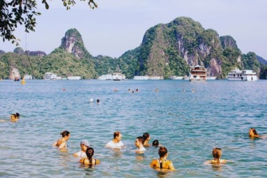 Bai Tu Long bay - Vung Vieng Fishing village - Cong Dam area - Master cave (B, L, D)