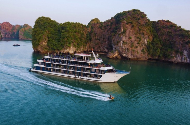 Rosy Cruise Lan Ha Bay
