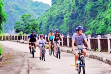 Lan Ha bay - Viet Hai village (B, L, D)