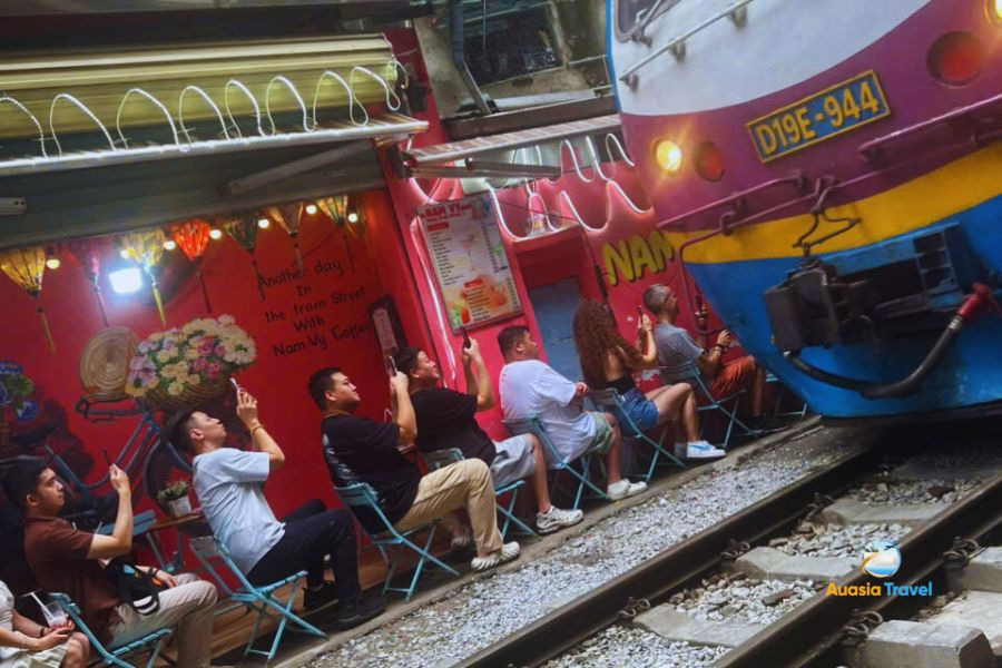 Jan Lubos and his friend at Hanoi train street – Auasia Travel Testimonials