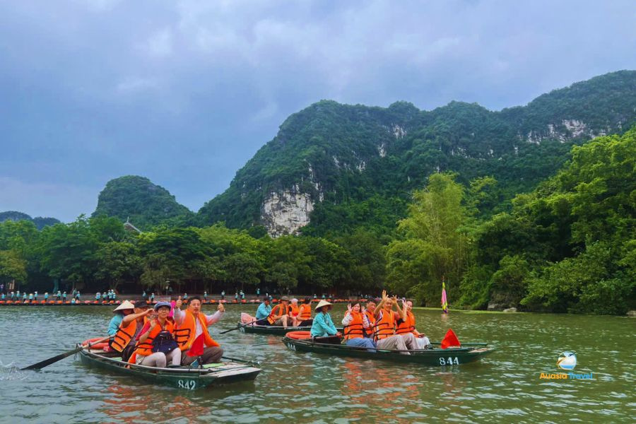 Sampan boat in Trang An, Ninh Binh, Vietnam – Auasia Travel’s testimonials