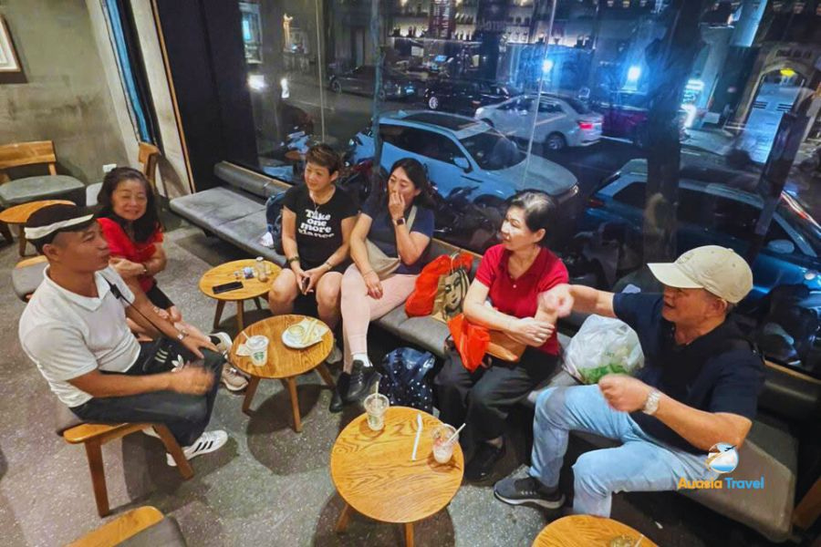 Sunny tour guide with Auasia Travel’s customers in Hanoi, Vietnam - Auasia Travel’s Testimonials