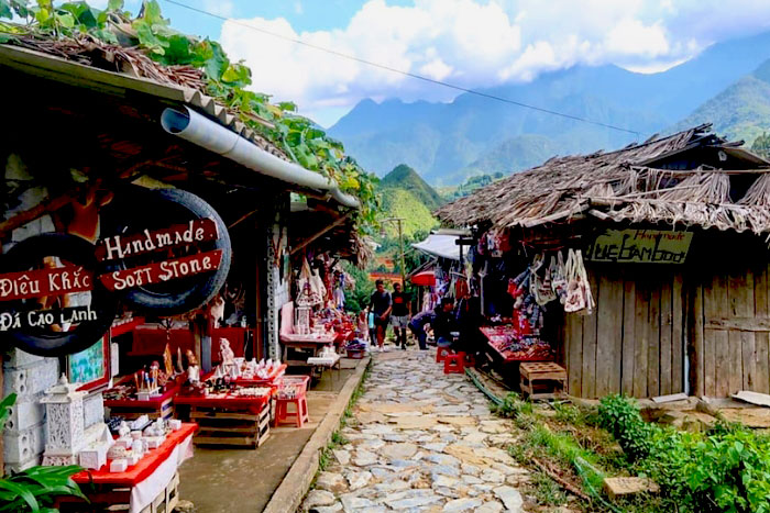 Cat Cat Village trek on the paved road