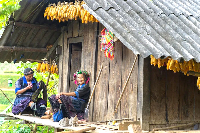 Explore the H'Mong village & shop for local handicrafts