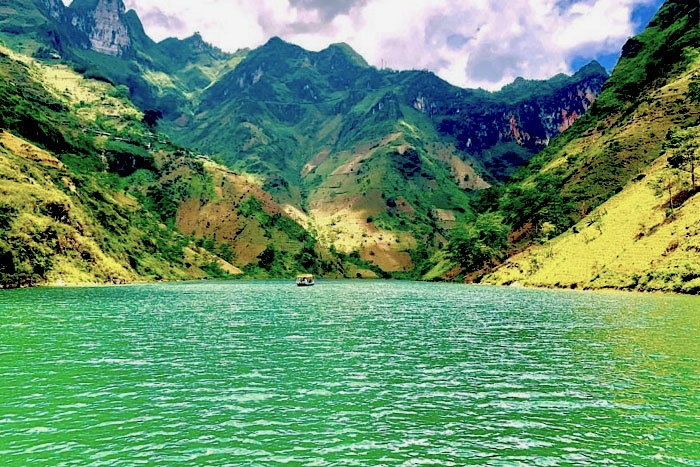 Exploring Nho Que River Ha Giang, Vietnam With Scenic River Boat Cruises