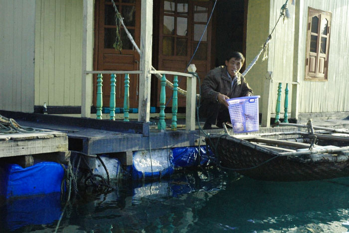 Things-to-do-at-vung-vieng-the-best-of-ha-long-fishing-village_AuasiaTravel
