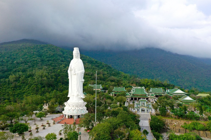 Visit-linh-ung-pagoda-on-son-tra-peninsula-when-travel-to-da-nang_AuasiaTravel
