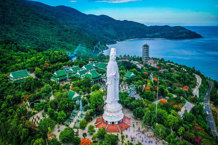 Visit-linh-ung-pagoda-on-son-tra-peninsula-when-travel-to-da-nang_AuasiaTravel