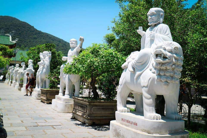 Visit-linh-ung-pagoda-on-son-tra-peninsula-when-travel-to-da-nang_AuasiaTravel
