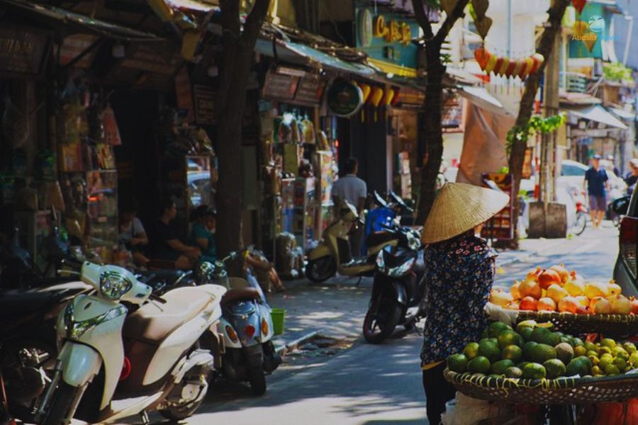 People’s life in Hanoi Old Quarter featured in the 8 Days Vietnam itinerary from Hanoi to Ho Chi Minh.