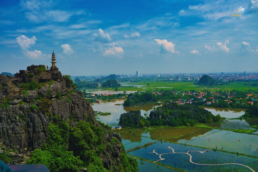 Mua Cave in Ninh Binh, a scenic highlight of the 8 Days Vietnam itinerary from Hanoi to Ho Chi Minh.