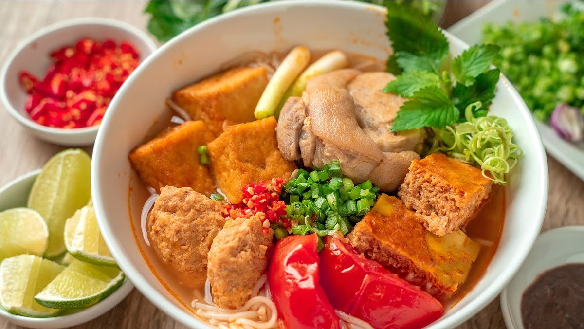 Fall In Love With These 10 Iconic Dishes At Ben Thanh Market