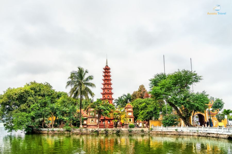 Vietnam Travel Tips 2025 – Tran Quoc Pagoda in Hanoi, iconic cultural landmark and spiritual travel destination.