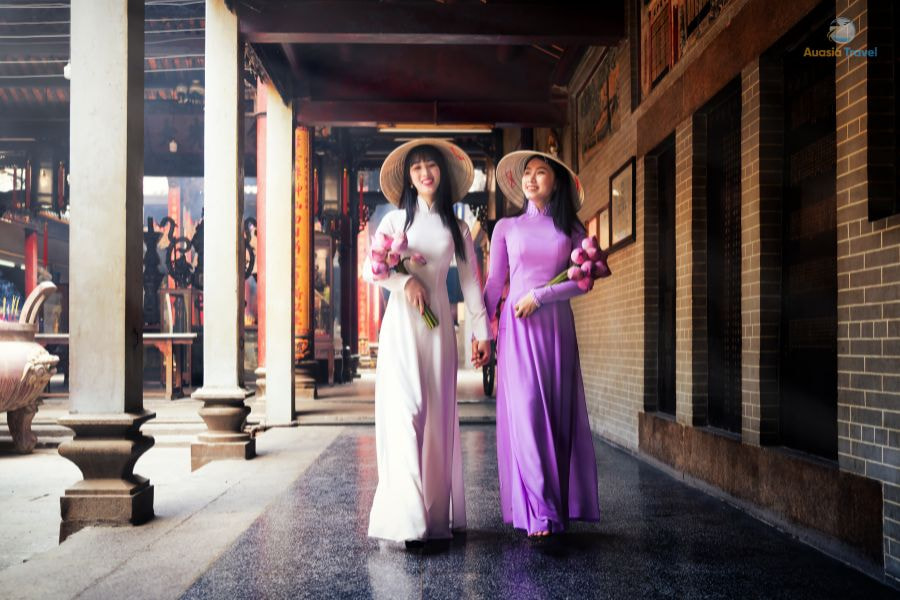 Vietnam Travel Tips 2025 – Vietnamese woman wearing traditional ao dai dress representing culture, elegance, and heritage.