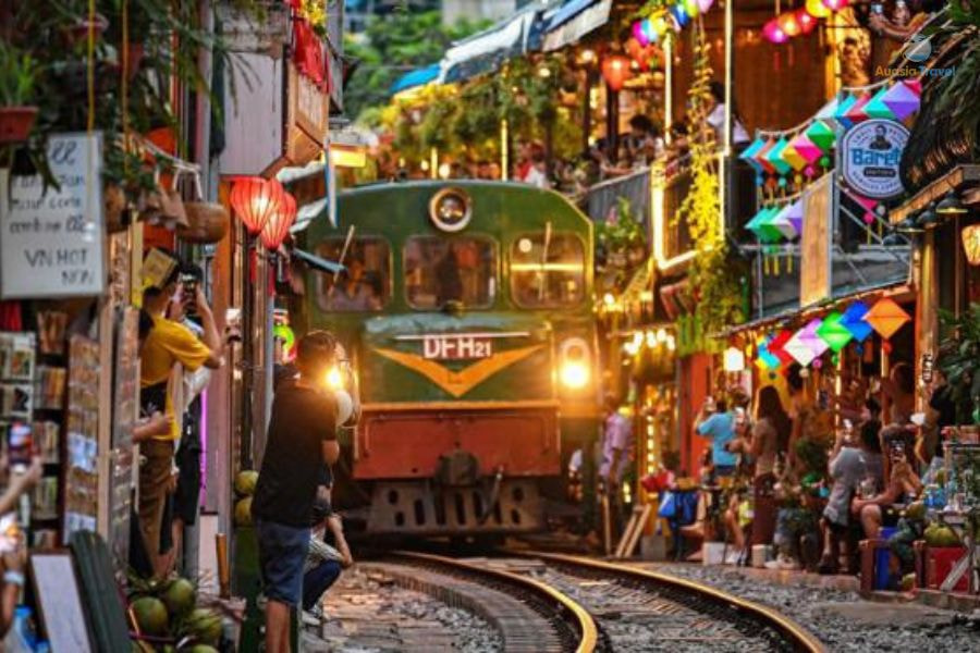 Vietnam Travel Tips 2025 – Hanoi Train Street with narrow tracks, local cafes, and authentic cultural experience.
